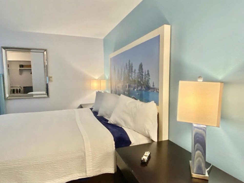 Bluebird Day Inn & Suites Image 17