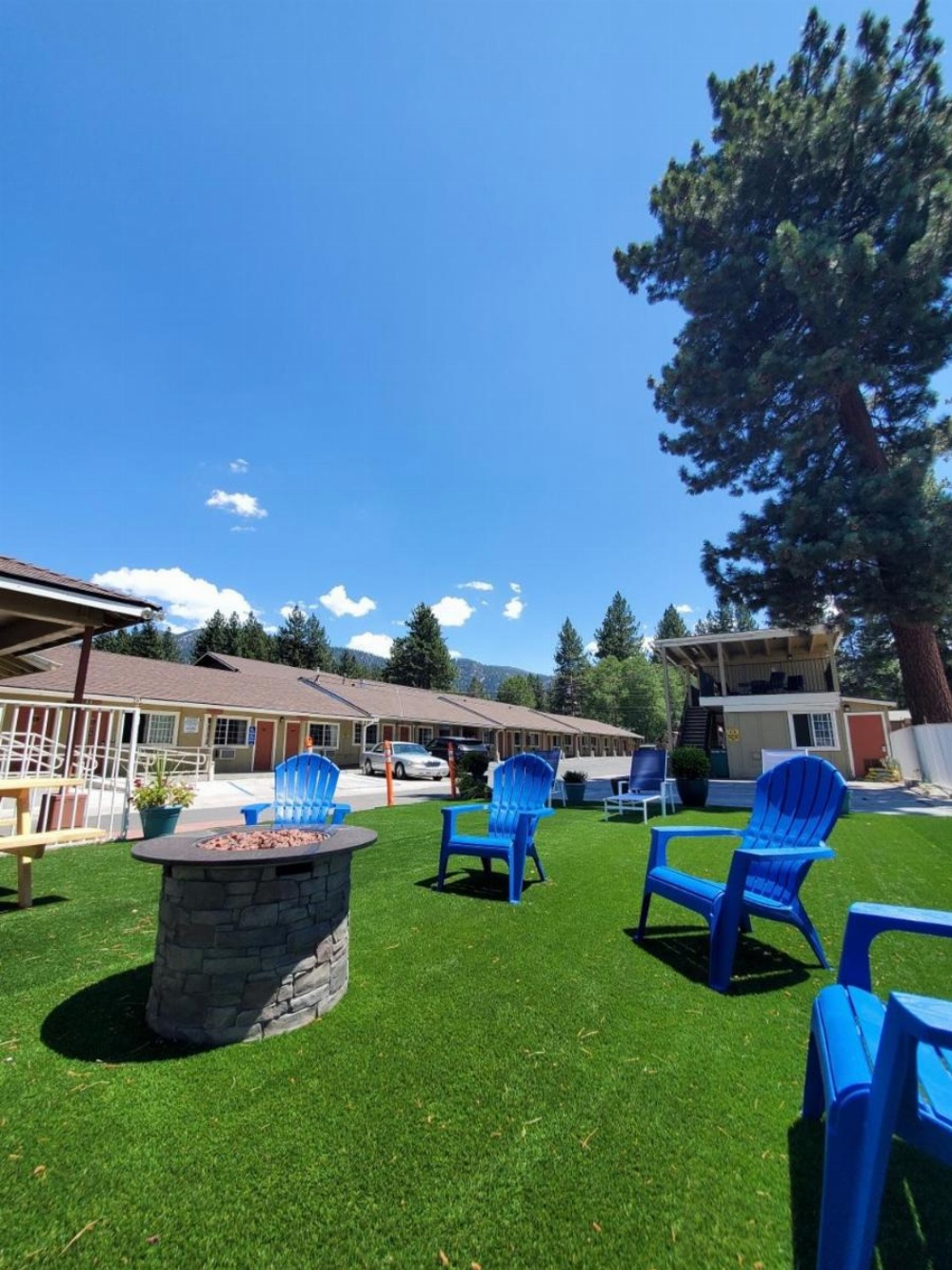 Bluebird Day Inn & Suites Image 32